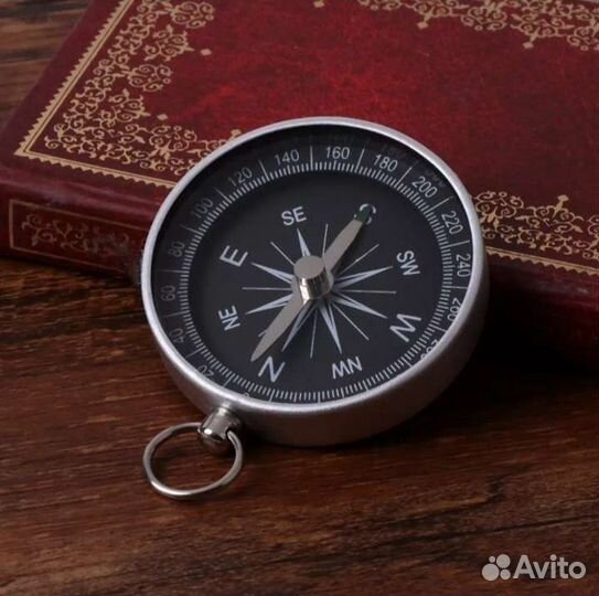 Компас в металлическом корпусе