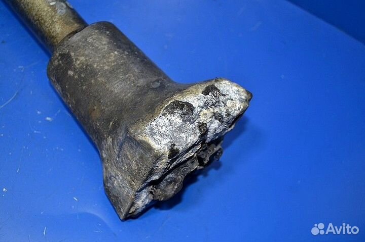 Кронштейн крыла ведущего моста, передний правый vo