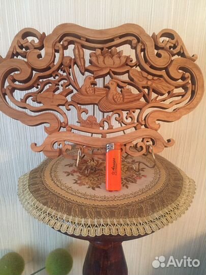 Резное панно из дерева