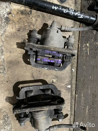 Супорт задний левый правый Ниссан Тиида