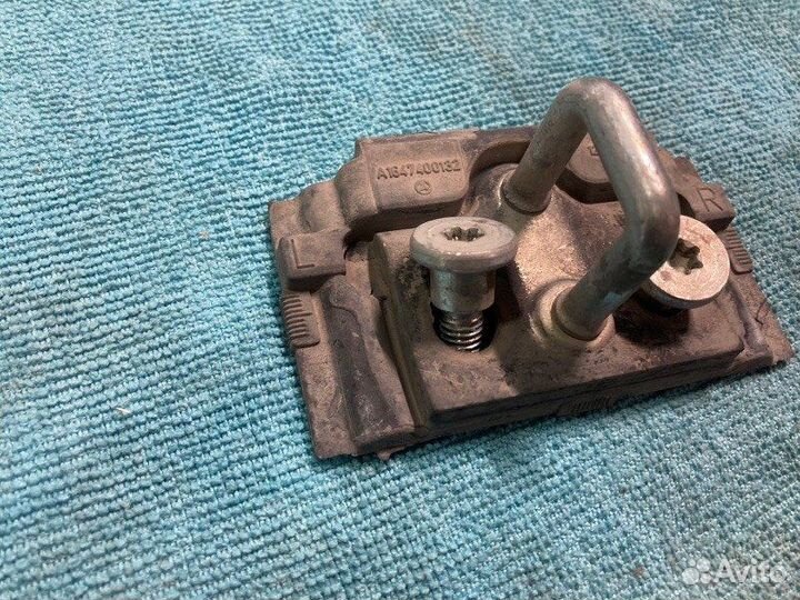 Петля замка капота задняя Mercedes-Benz M-Class