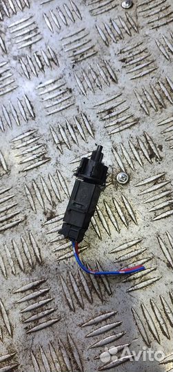 Датчик педали тормоза Nissan Juke F15