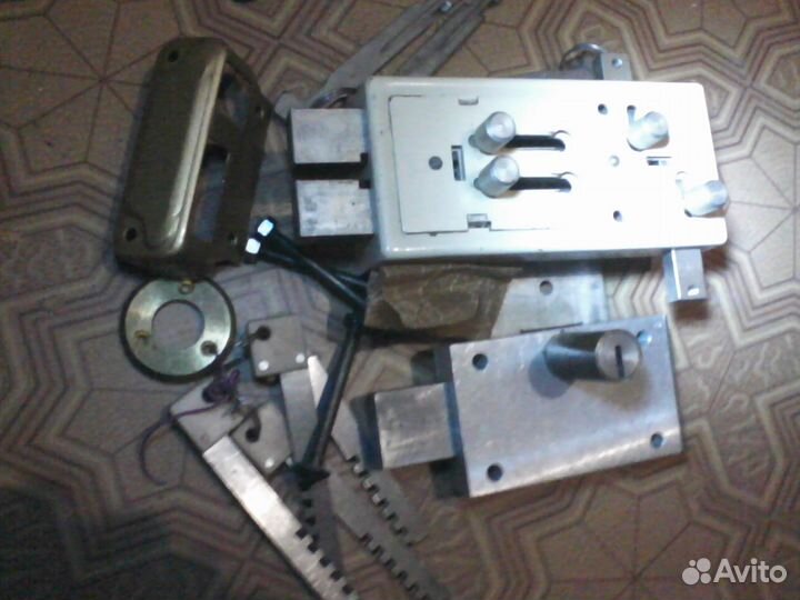 Замки навесные и дверные