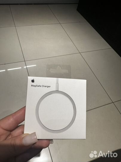 Беспроводное зарядное устройство MagSafe Charger