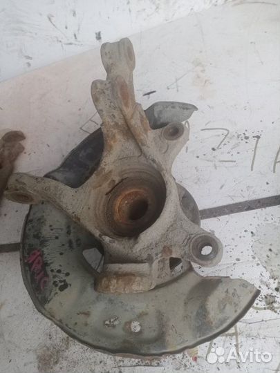 Поворотный кулак передний левый Toyota yaris 2008