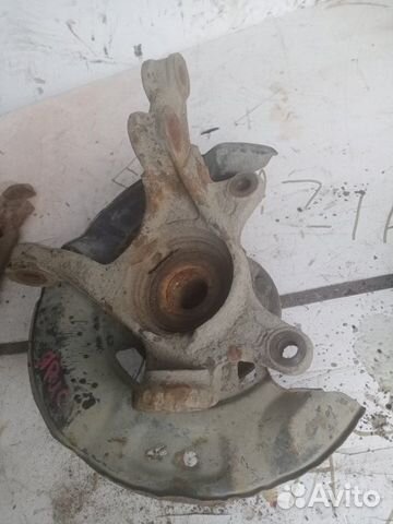 Поворотный кулак передний левый Toyota yaris 2008