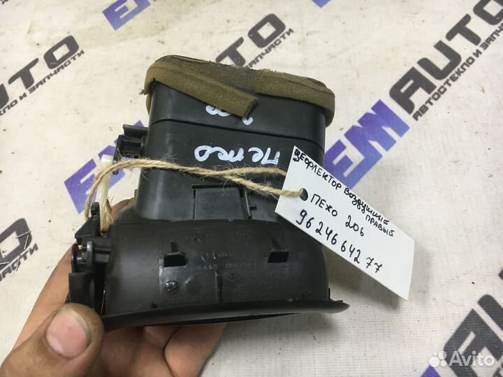 Дефлектор воздушный правый Пежо 206