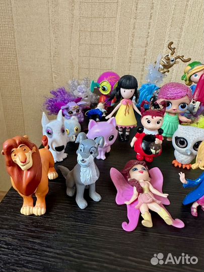 Коробка мелких игрушек и фигурок