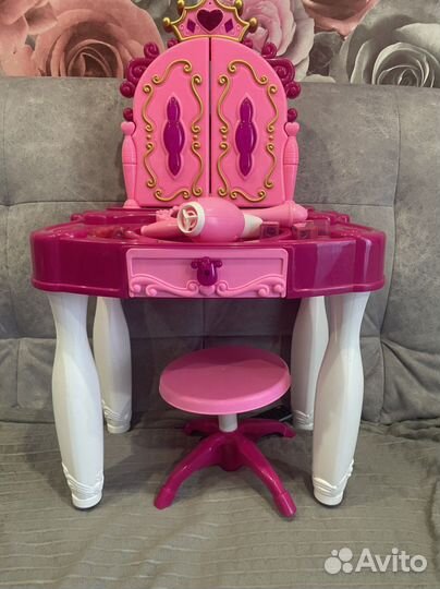 Туалетный столик с зеркалом