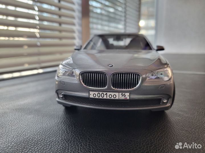 Коллекционная модель BMW 7 F02 Kyosho 1/18