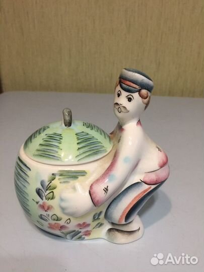 Мужик с арбузом. Фарфоровые статуэтки