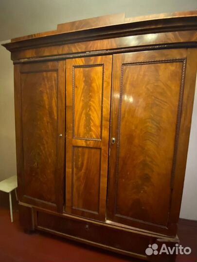 Шкаф плательный антикварный