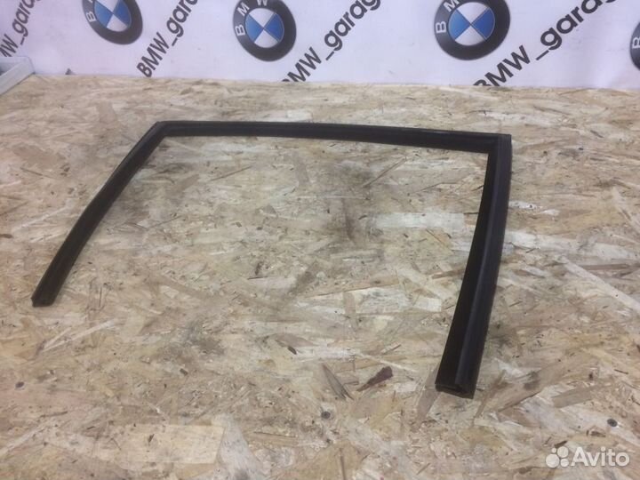 BMW E60 Уплотнитель стекла двери задний правый
