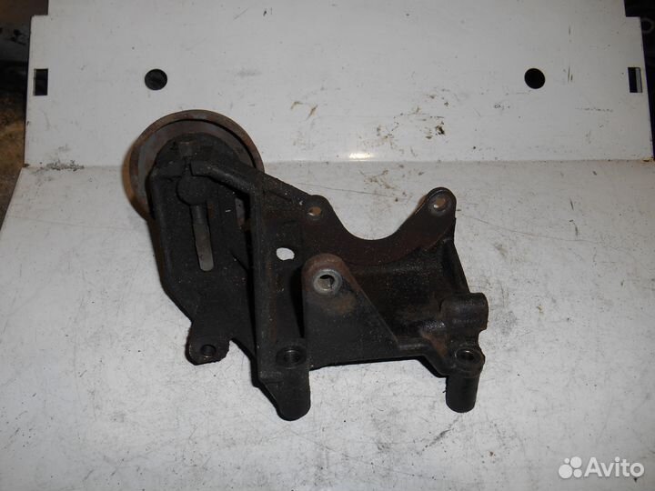 Кронштейн Mitsubishi Carisma Митцубиси Каризма