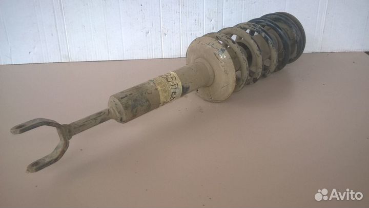 Стойка передней подвески б/у на VW Пассат В-5