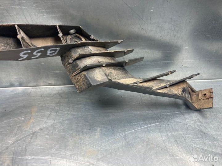 Направляющая заднего бампера правая Volkswagen