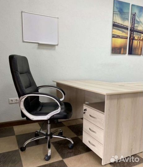 Кожаное офисное кресло