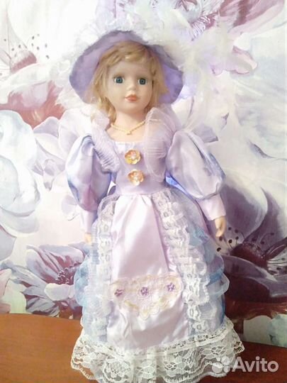 Кукла фарфоровая