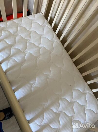 Детская кроватка с маятником