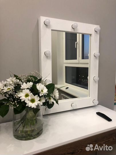 Гримерное зеркало с лампочками