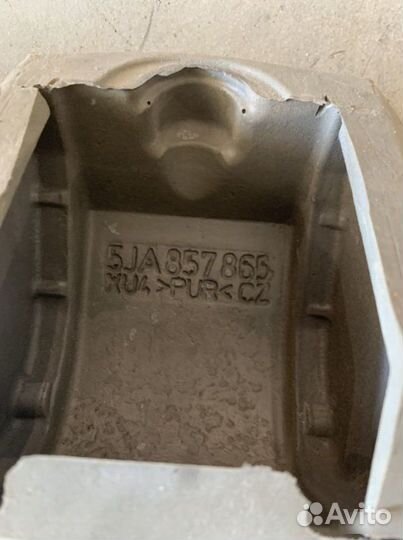 Крышка ремня безопасности задняя Skoda Octavia A7