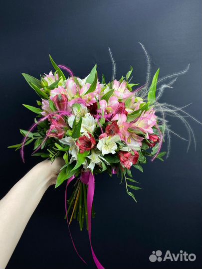 Букет невесты лицевой с альстромерией и ковылем