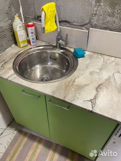 Кухонная мойка с раковиной и краном