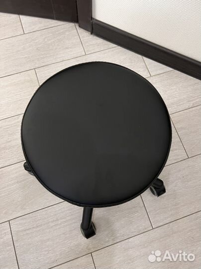 Стул таблетка для мастера на колесиках