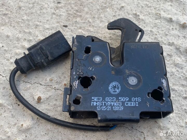 Замок капота Skoda Octavia A8 (2020+)