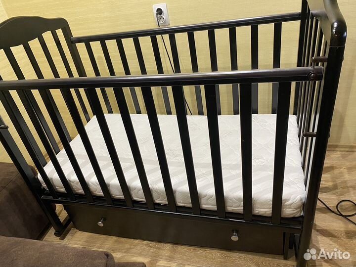 Детская кроватка с маятником и ящиком