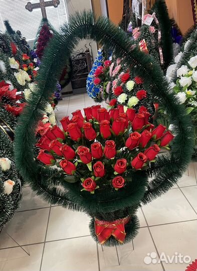 Ритуальные венки и корзины на кладбище