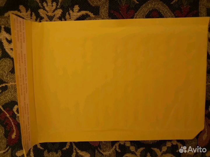 Бумажный конверт с пузырчатой плёнкой внутри