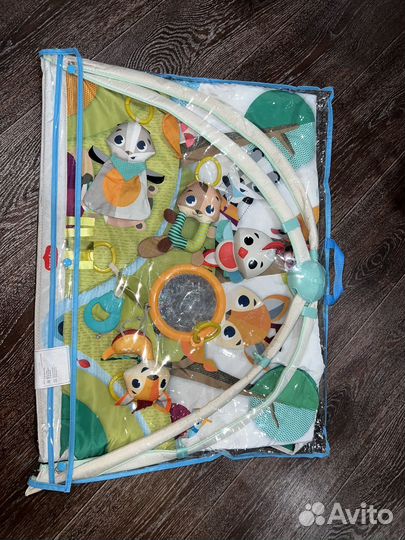 Развивающий коврик tinylove+подарок муслин.косынка