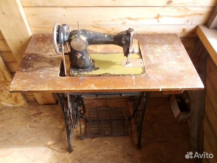 Швейная машина с ножным приводом