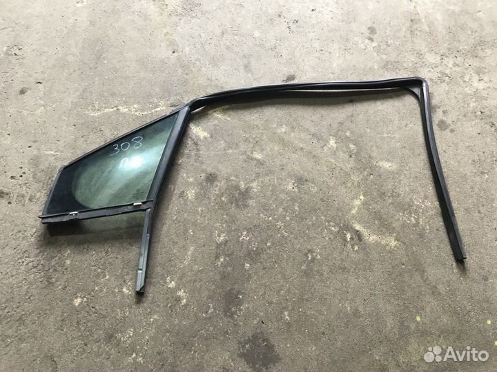 Форточка(уголок) передней левой двери Peugeot 308