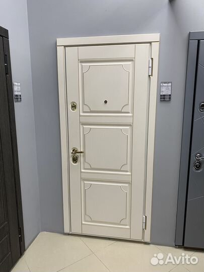 Дверь входная металлическая белая