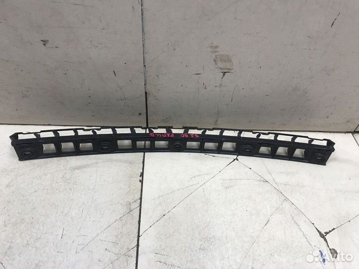 Направляющая заднего бампера центральная