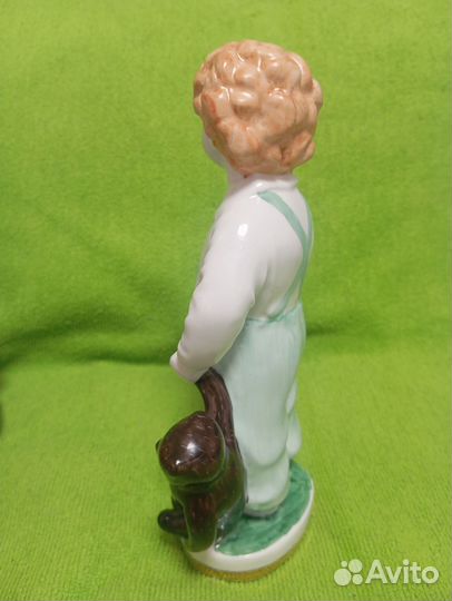 Статуэтка Мальчик с мишкой Лфз