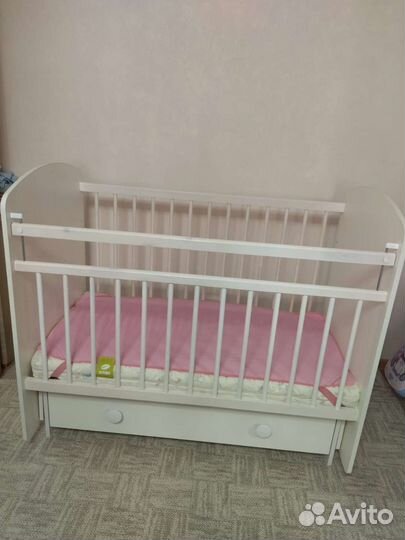 Детская кроватка с маятником