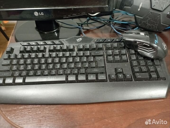 Монитор для компьютера,клава,наушники,мышь