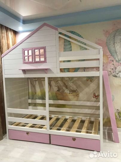 Двухъярусная кровать домик