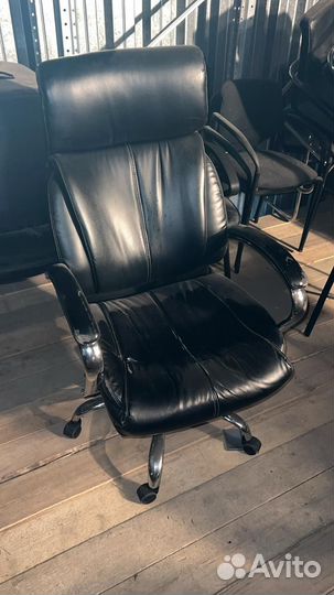 Офисное кресло