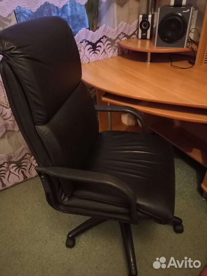 Угловой письменный стол с полками+кресло