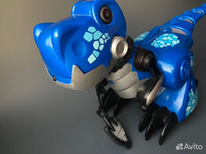 Интерактивный динозавр на пульте управления