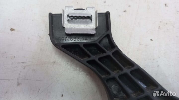 Кронштейн консоли правый Skoda Karoq