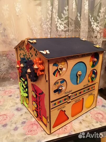 Бизиборд(развивающий домик)