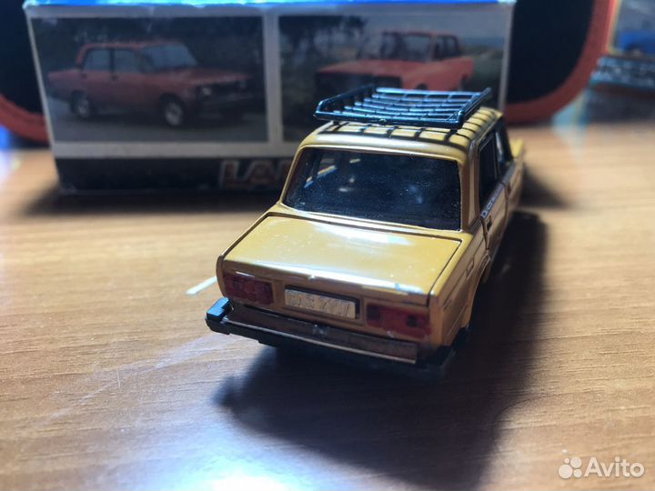 Модель автомобиля 1:43