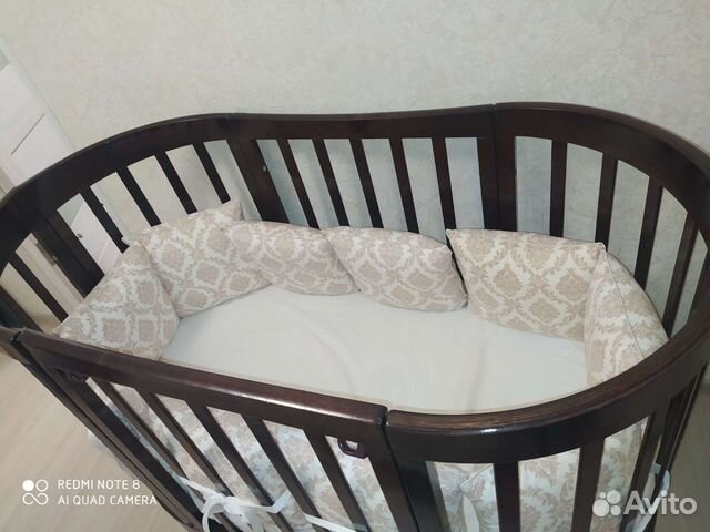 Детская кроватка с маятником и ящиком