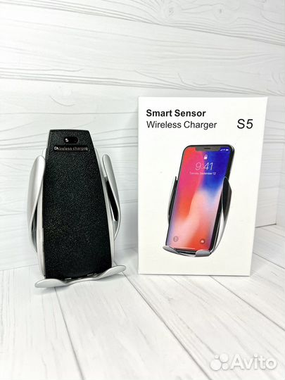 Автомобильный держатель с беспроводной зарядкой