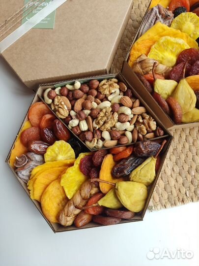 Съедобный подарок из орехов и сухофруктов